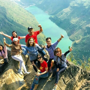 Đoạn văn giới thiệu dịch vụ/doanh nghiệp Với định hướng lấy khách hàng làm trung tâm, chúng tôi luôn chú trọng đến trải nghiệm và giá trị thực tế mang lại. Mỗi giải pháp đều được xây dựng dựa trên sự thấu hiểu nhu cầu, góp phần hỗ trợ khách hàng an tâm và hài lòng trong suốt quá trình đồng hành.